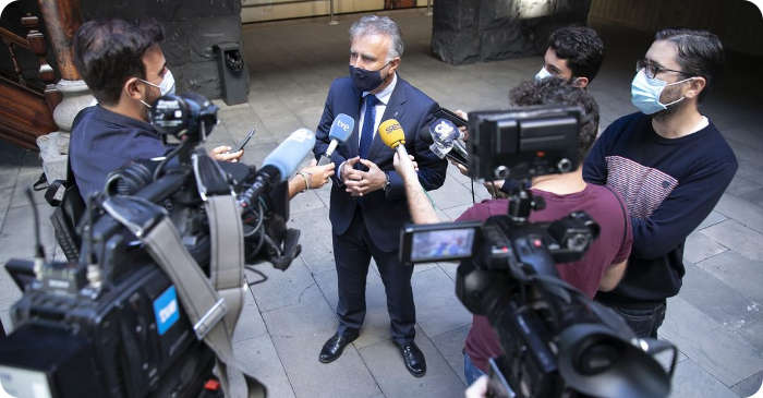Torres im Gespräch mit Pressevertretern