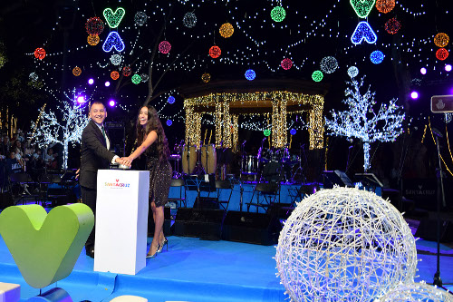 Der Bürgermeister der Stadt und die Sängerin aus Lanzarote, Eva Ruiz, drücken den Knopf, der die Hauptstadt in den „Weihnachtsmodus“ versetzt. 