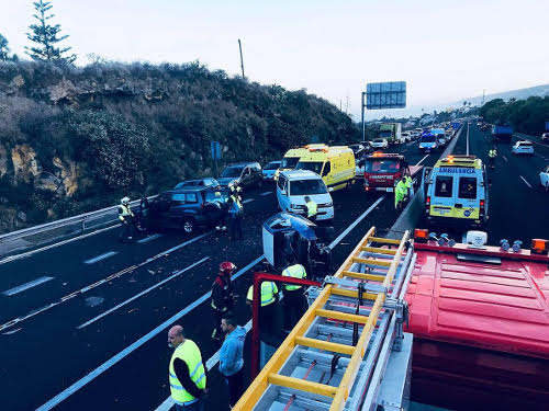 Verkehrsunfall mit Stau auf der Autobahn TF-5 bei Santa Úrsula.