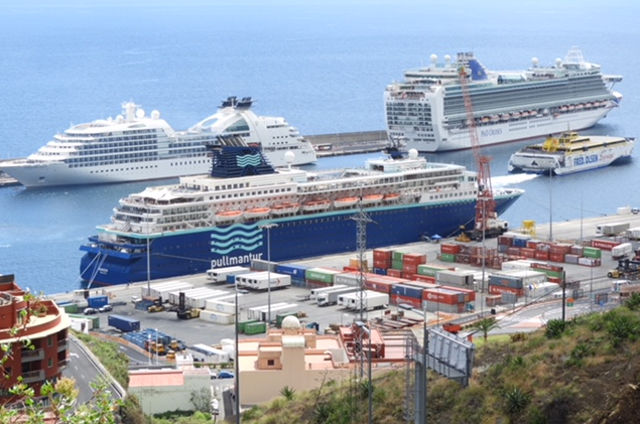 Mehr Kreuzfahrt- als Linienpassagiere im Hafen von La Palma