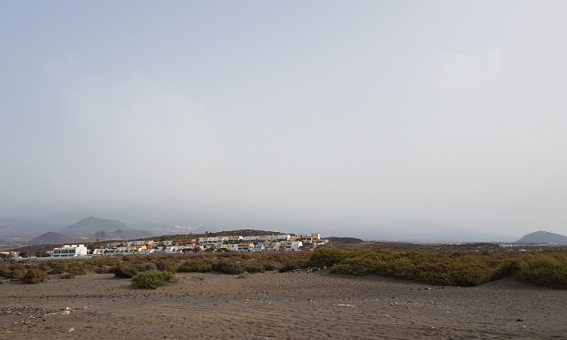 Blick von der Playa de la Tejita in Richtung Teide – der sich hinter einer Staubwolke versteckt zu haben scheint.