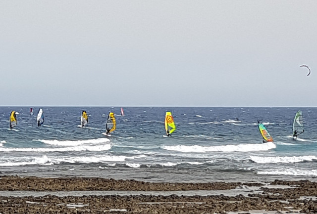 Windsurfer an der Playa del Cabezo im Süden Teneriffas