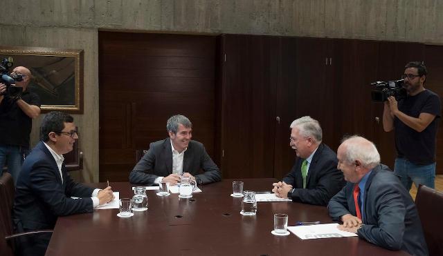 Treffen der Verantwortlichen von Binter und Air Europa mit Kanarenpräsident Fernando Clavijo.