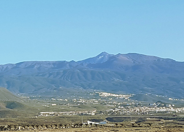 Blick von El Médano über die Gemeinde Granadilla de Abona bis hin zum Teide