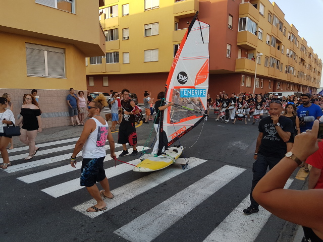 Surf-Weltmeisterschaft mit Straßenumzug eingeleitet