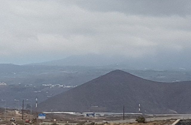 Im Hintergrund der wolkenverhangene Teide, von dem die Besucher evakuiert werden müssen