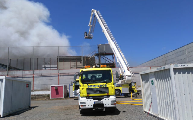 Feuer im Industriegebiet von Arinaga