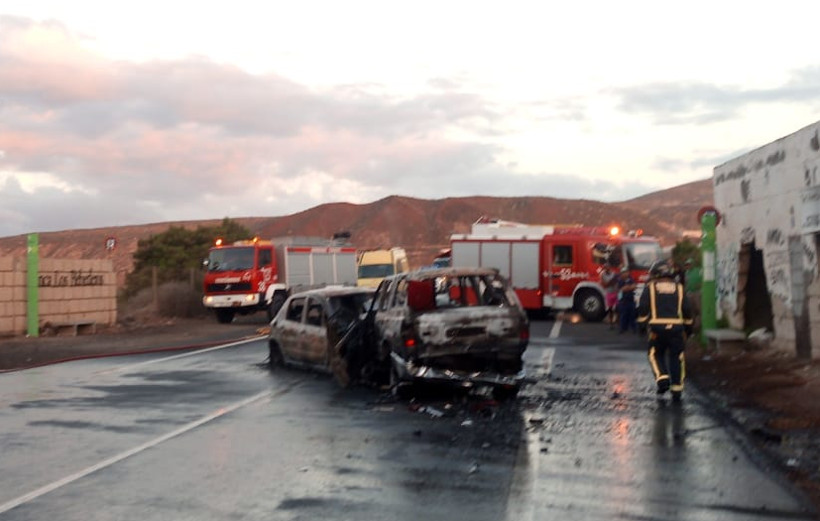 Verkehrsunfall und brennende Autos bei El Fraile