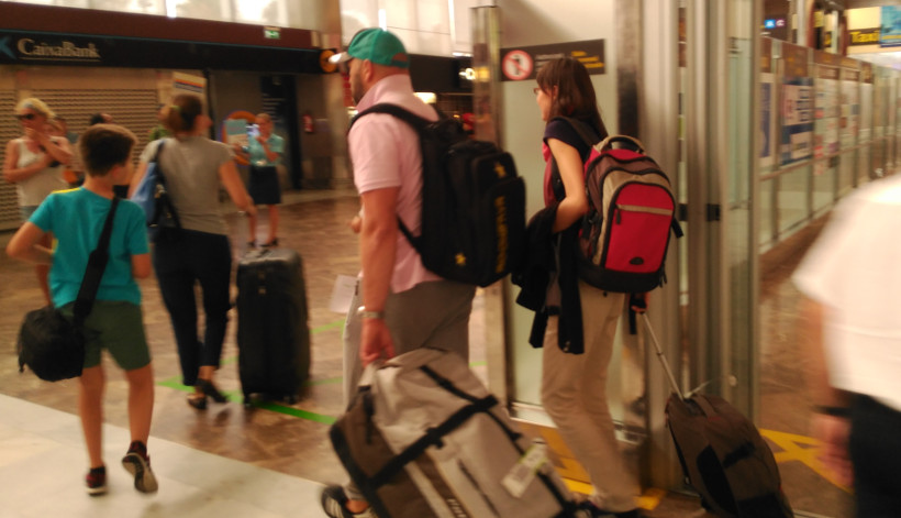 Ankunft von Touristen im Flughafen Teneriffa-Süd