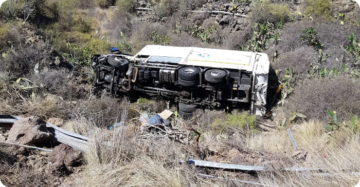 Lkw in Barranco gestürzt