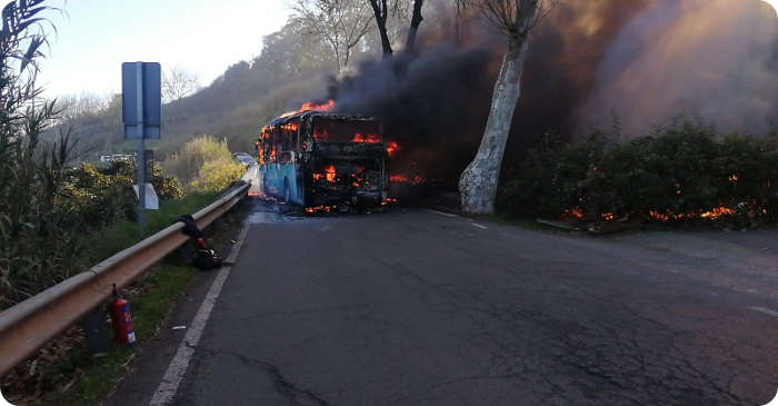 Brennender Bus bei Teror