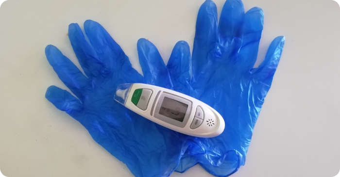 Thermometer und Handschuhe