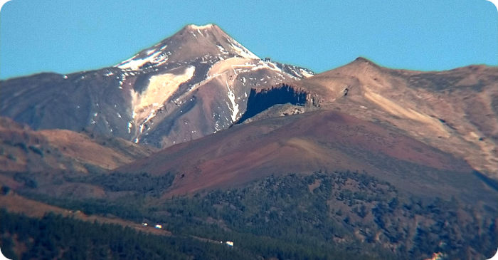 Seit zwei Tagen ist die Teide-Seilbahn wieder geöffnet und es sind noch einige Schneereste auf dem Gipfel zu erkennen …